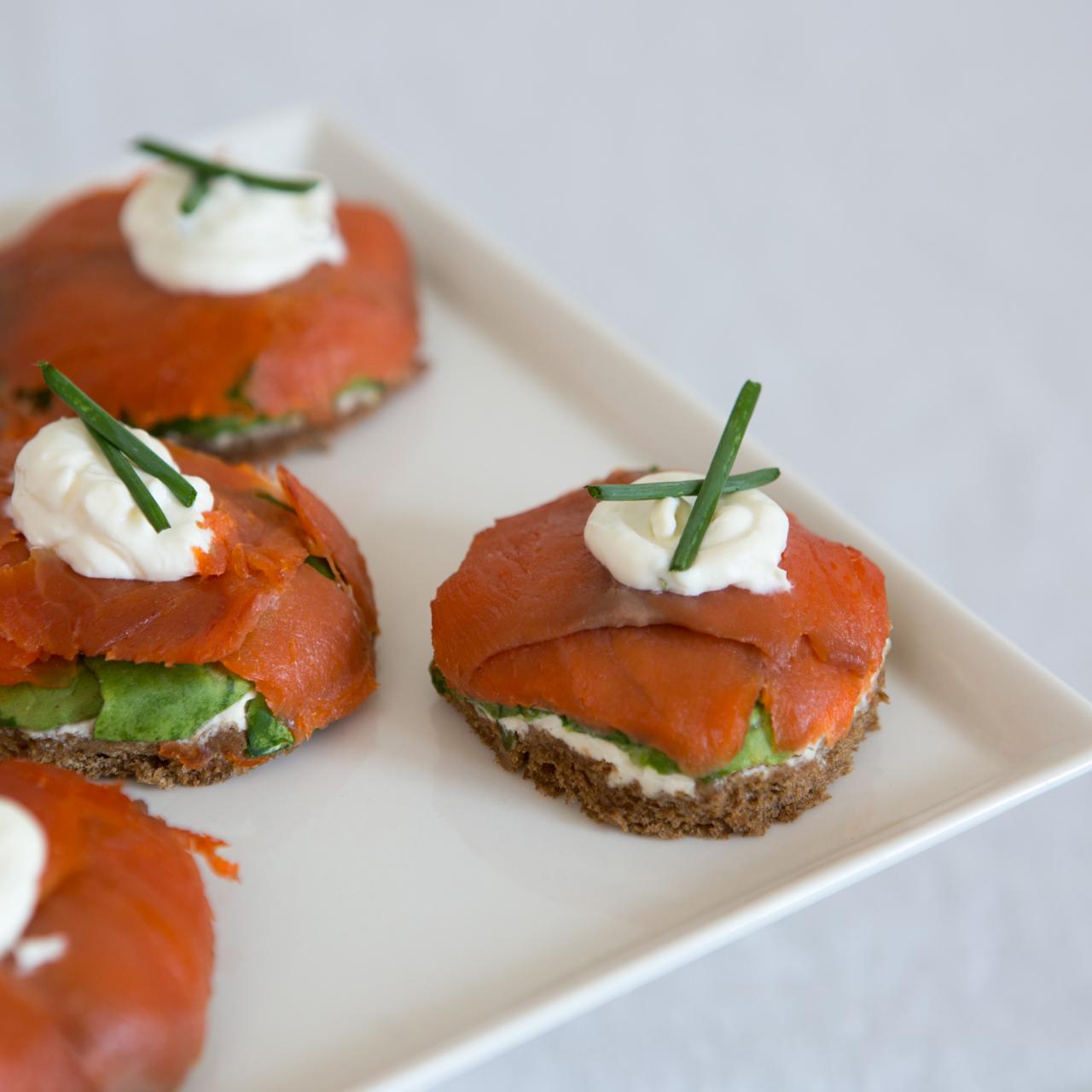 https://food.fnr.sndimg.com/content/dam/images/food/fullset/2013/5/16/0/GH0513H_open-face-smoked-salmon-finger-sandwiches-with-herbed-horseradish-cream-cheese-recipe_s4x3.jpg.rend.hgtvcom.1280.1280.suffix/1433674839239.jpeg
