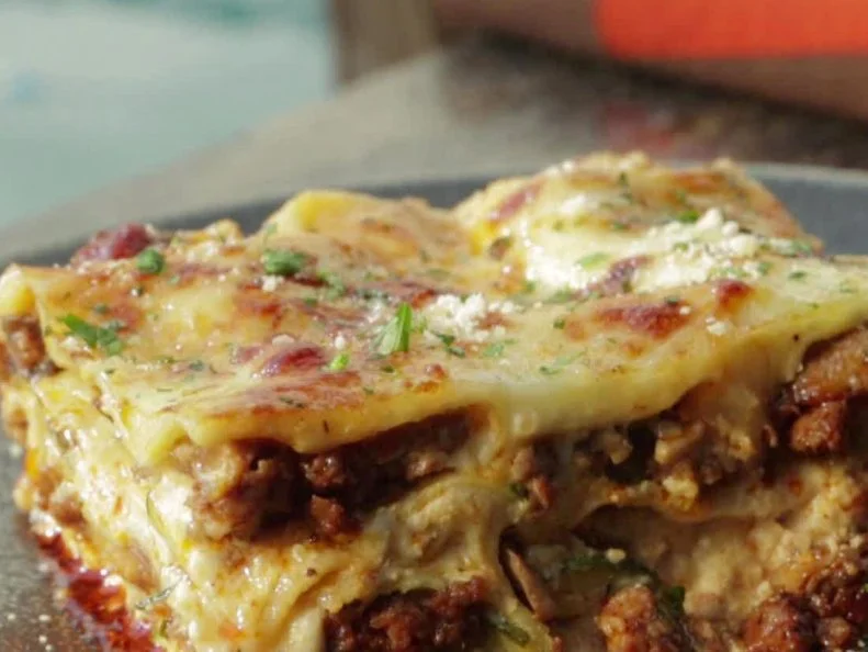 White lasagna with spicy turkey sausage and mushrooms 