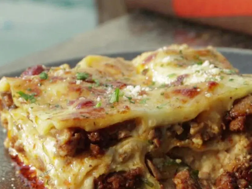 White lasagna with spicy turkey sausage and mushrooms 