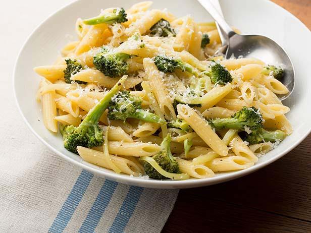 Garlic Oil Sauteed Pasta with Broccoli Recipe | Melissa d'Arabian | Food  Network