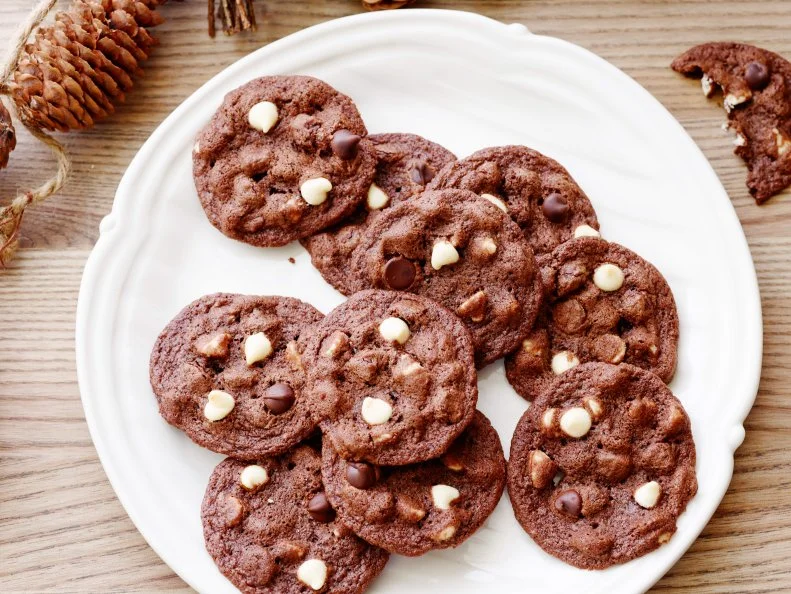 CHOCOLATE CHOCOLATE WHITE CHOCOLATE CHIP COOKIESRee DrummondThe Pioneer Woman/The BuildingFood NetworkButter, Sugar, Eggs, Vanilla, AllpurposeFlour, Cocoa, Baking Soda, Salt, White Chocolate,Semisweet Chocolate Chips