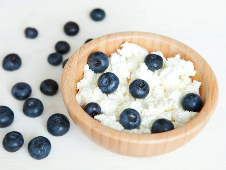 Cottage cheese with blueberries