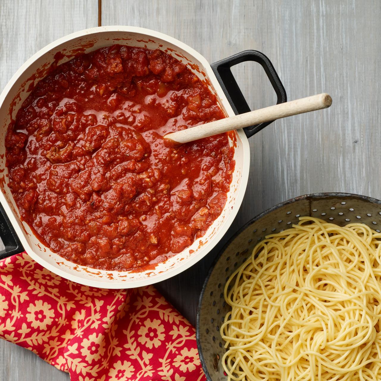 https://food.fnr.sndimg.com/content/dam/images/food/fullset/2013/9/16/0/WU0511H_Spaghetti-Sauce_s4x3.jpg.rend.hgtvcom.1280.1280.suffix/1654623871034.jpeg