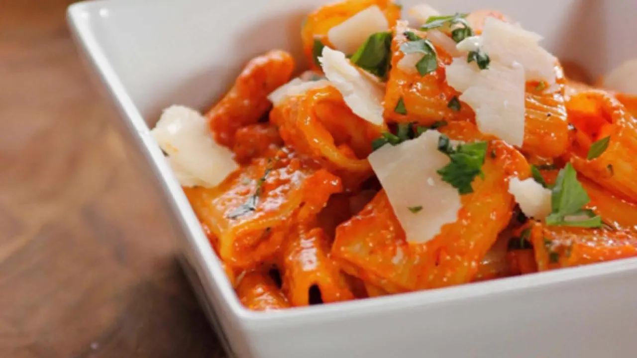 Quick and Easy Roasted Red Pepper Pasta Recipe | Ree Drummond | Food ...