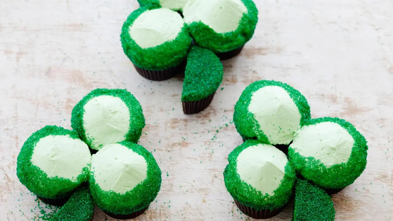St. Patrick's Day Papier-Backförmchen – 100 Stück, Grün-weiß Kleeblatt, Gewellter Rand