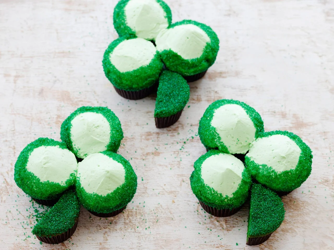 https://food.fnr.sndimg.com/content/dam/images/food/fullset/2014/1/29/1/FN_St-Patricks-Day-Green-Velvet-Cupcake-Shamrocks_s4x3.jpg.rend.hgtvcom.1280.960.85.suffix/1391199935895.webp