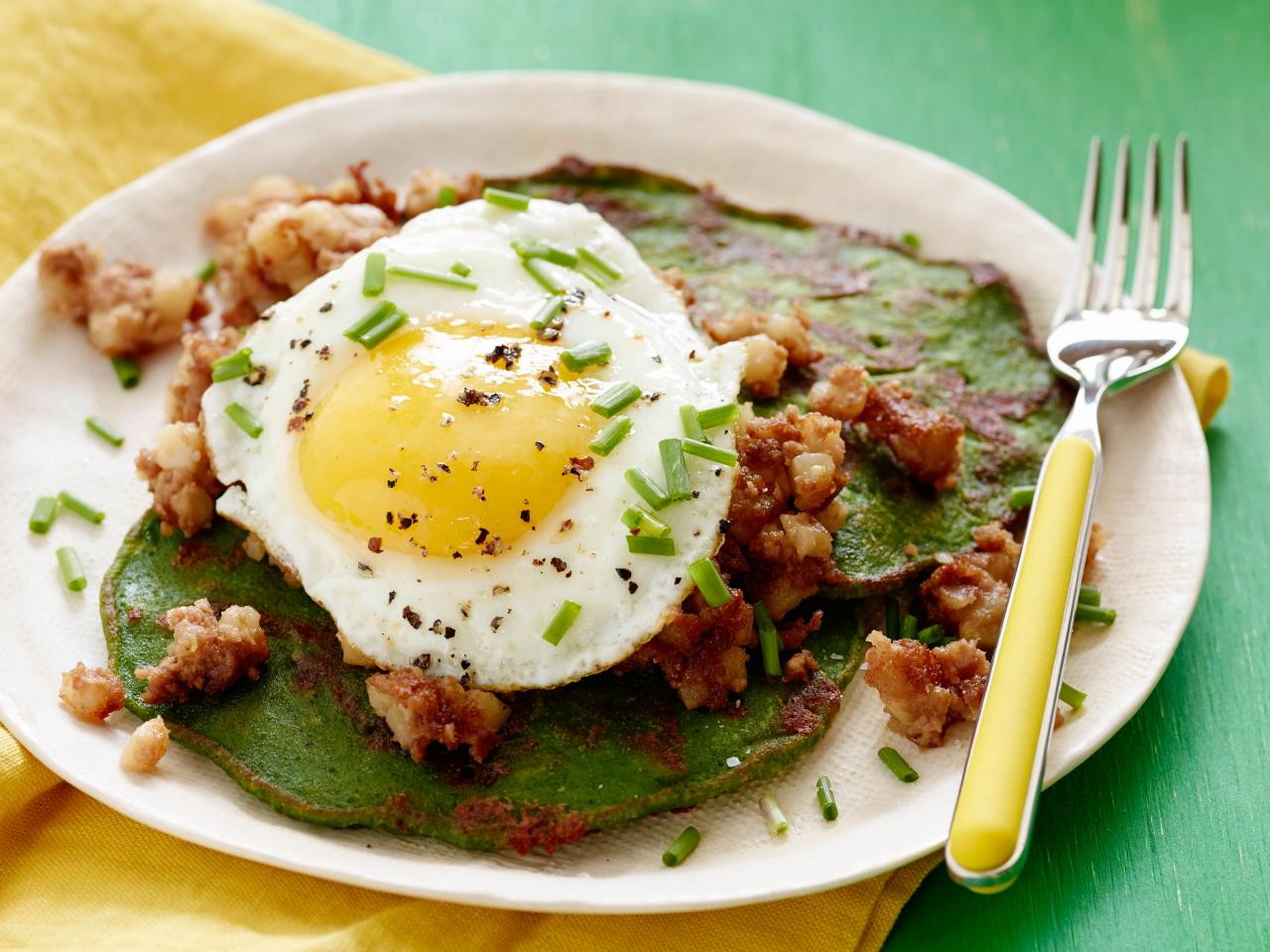 https://food.fnr.sndimg.com/content/dam/images/food/fullset/2014/1/29/1/FN_St-Patricks-Day-Spinach-Pancakes-and-Corned-Beef-Hash_s4x3.jpg.rend.hgtvcom.1280.960.suffix/1391199935940.jpeg