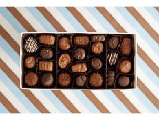 In this week’s nutrition news:  Chocolate is good for more than just your heart, the war of the protein powders, and say buh-bye to this popular fad diet.