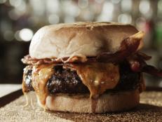 Craving a fresh-ground beef burger punched up with some of the tastiest toppings around? Head over to this dive bar and dig into the Chipotle Bacon Cheeseburger. Its flame-grilled patty is covered with spicy pimento cheese and crowned with crispy bacon, making for a truly delectable combination.