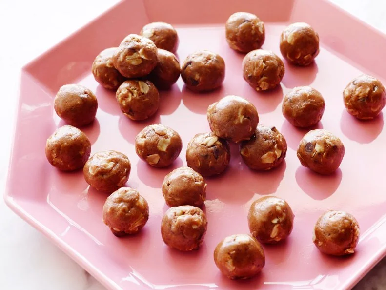 HOMEMADE NOCOOKCOOKIE BALLSKeri GlassmanThe Food Network Blogpost Recipes/Holiday IndulgencesFood NetworkAlmond Butter, Honey, Vanilla Extract, Oats, Ground Flaxseed, Mini Dark Chocolate Chips