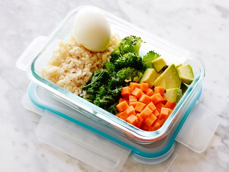 â  MACROâ   PLATTERKeri GlassmanThe Food Network Blogpost Recipes/Packing Lunch and Staying Creative **[Note: would bebetter if this emphasized the nutritional angle more than, say, getting creative with presentation,although that could certainly be one of the points]Food NetworkBrown Rice, Kale, Broccoli, Sweet Potato, Hard Boiled Egg, Avocado