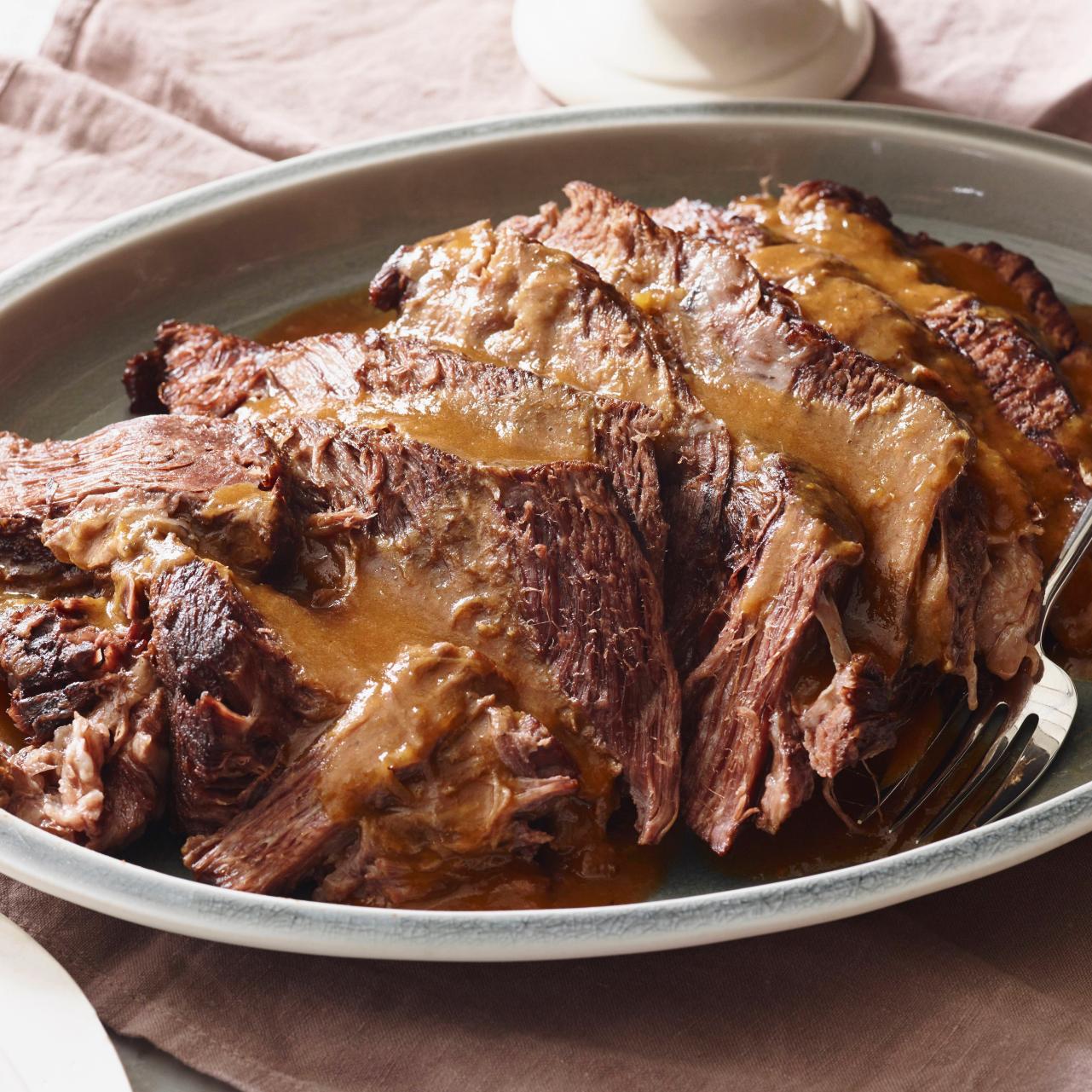 https://food.fnr.sndimg.com/content/dam/images/food/fullset/2014/12/3/1/KC0102H_Slow-Cooker-Pot-Roast_s4x3.jpg.rend.hgtvcom.1280.1280.suffix/1417717670162.jpeg