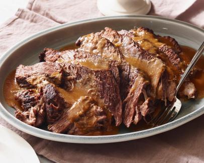 https://food.fnr.sndimg.com/content/dam/images/food/fullset/2014/12/3/1/KC0102H_Slow-Cooker-Pot-Roast_s4x3.jpg.rend.hgtvcom.406.325.suffix/1417717670162.jpeg