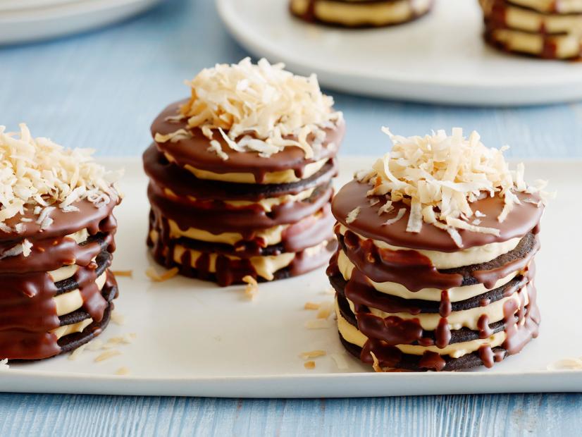 COCONUTCARAMEL
ICEBOX CAKE STACKS
Food Network Kitchen
Shredded Sweetened Coconut, Cream Cheese, Confectioners’ Sugar, Dulce De Leche, Heavy
Cream, Chocolate Wafer Cookies, Semisweet Chocolate, Coconut Oil or Vegetable Oil
