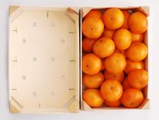 Oranges in the wooden crate