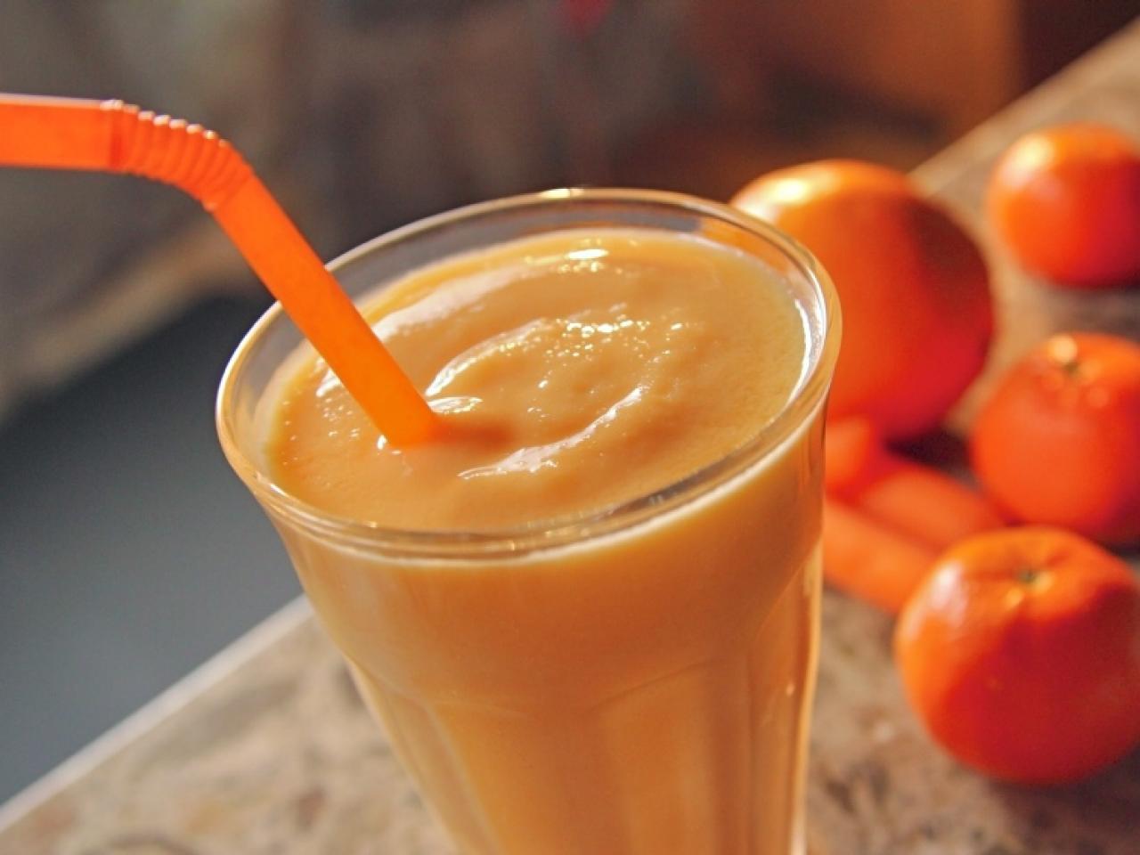 Апельсиновый сок на завтрак. Оранжевый смузи. Апельсиновый сок. Коктейль с мандарином. Мандариновый молочный коктейль.