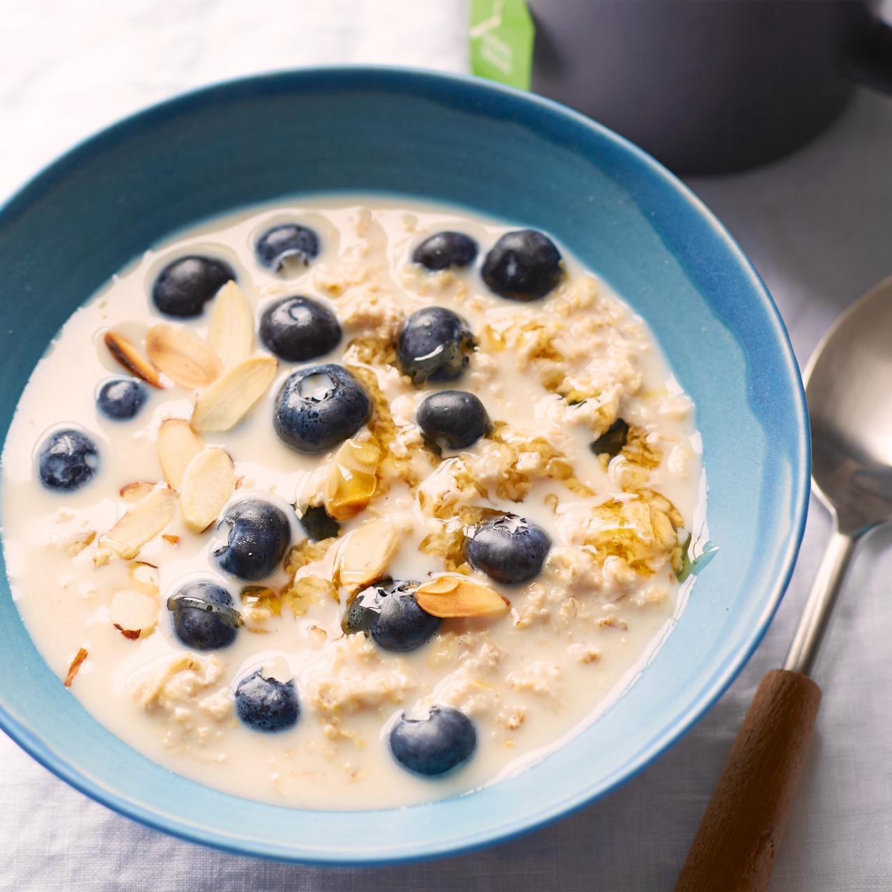 https://food.fnr.sndimg.com/content/dam/images/food/fullset/2014/3/5/1/FNK_Healthy-Overnight-Blueberry-Almond-Oatmeal_s4x3.jpg.rend.hgtvcom.1280.1280.suffix/1396383104998.jpeg