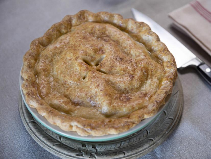 How to make apple pie with cheddar cheese crust from scratch l Homemade Recipes http://homemaderecipes.com/course/desserts/14-homemade-apple-pie-recipes