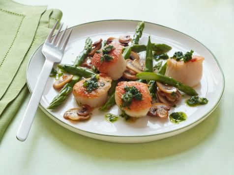 Seared Scallops with Parsley and Scallion Pesto