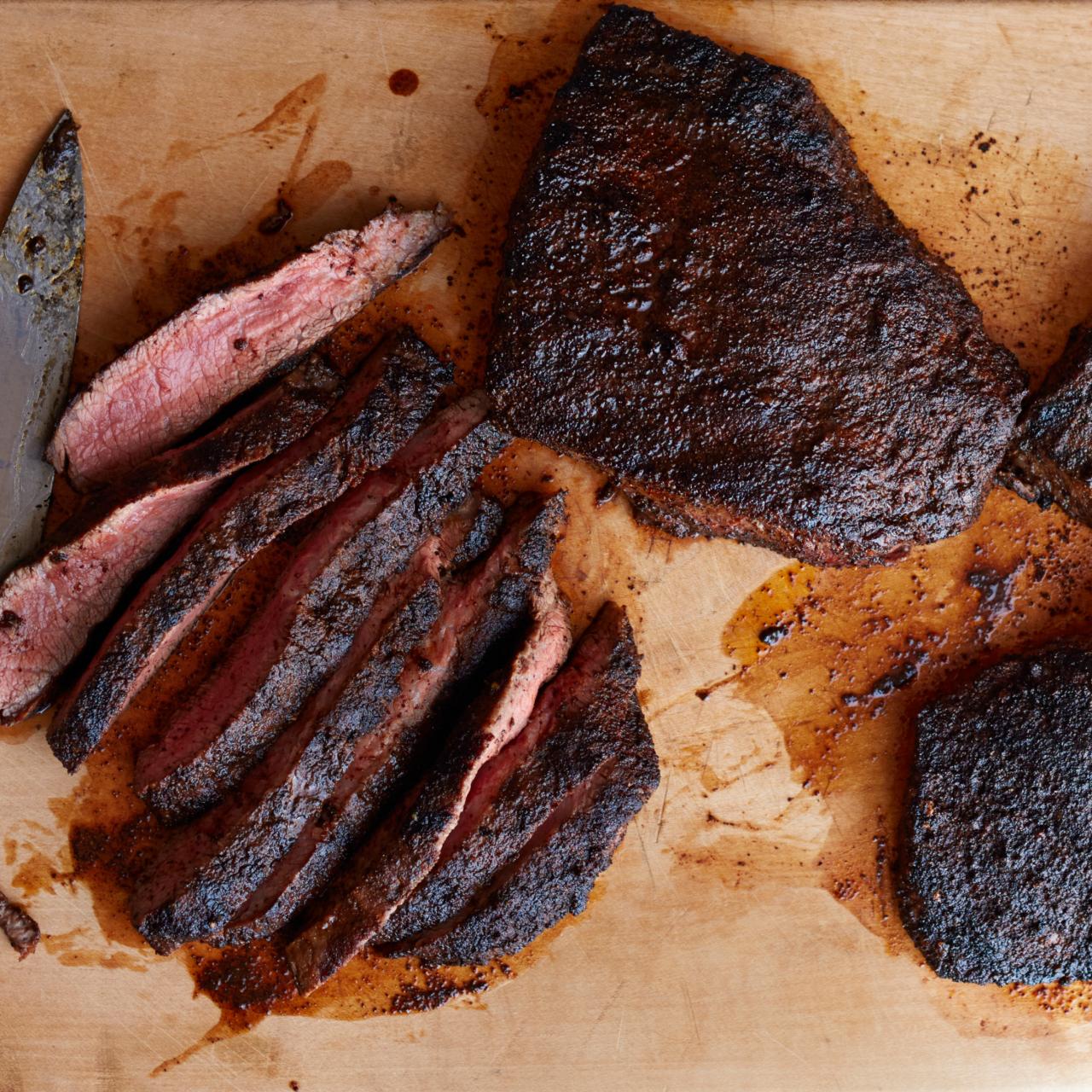 https://food.fnr.sndimg.com/content/dam/images/food/fullset/2014/5/14/1/FNM_060114-Chili-and-Coffee-Rubbed-Steaks-Recipe_s4x3.jpg.rend.hgtvcom.1280.1280.suffix/1400182242882.jpeg