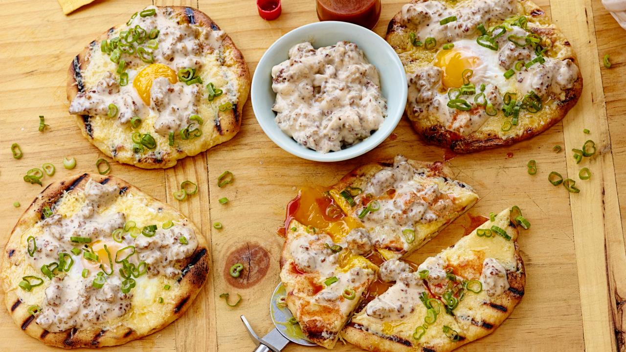 https://food.fnr.sndimg.com/content/dam/images/food/fullset/2014/5/23/1/FNK_Breakfast-Pizza-with-Sausage-Gravy_s4x3.jpg.rend.hgtvcom.1280.720.suffix/1400892509003.jpeg