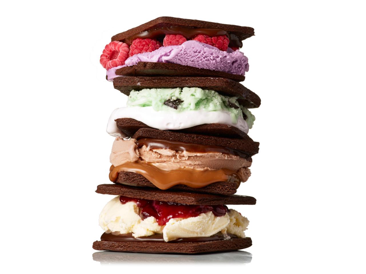 https://food.fnr.sndimg.com/content/dam/images/food/fullset/2014/6/11/1/FNM_070114-Chocolate-Cookie-Ice-Cream-Sandwiches-Recipe_s4x3.jpg.rend.hgtvcom.1280.960.suffix/1402589208026.jpeg