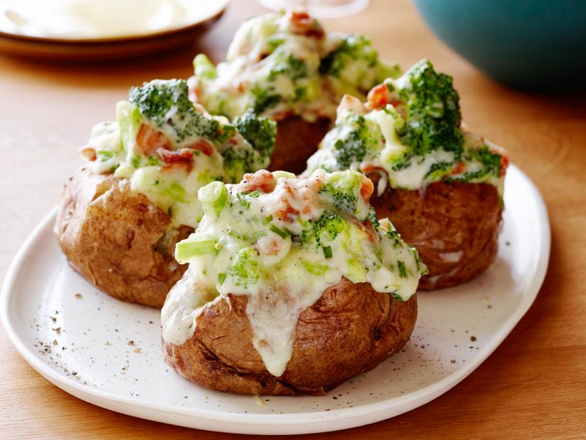 THE ULTIMATE STUFFED POTATO
Tyler Florence
Tyler’s Ultimate/Ultimate Surf n’ Turf
Food Network
Idaho Potatoes, Olive Oil, Kosher Salt, Butter, Allpurpose
Flour, Milk, Sharp White Cheddar
Cheese, Broccoli, Bacon, Chives, Pepper