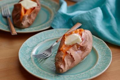 https://food.fnr.sndimg.com/content/dam/images/food/fullset/2014/6/2/0/FN_How-to-Bake-Sweet-Potatoes-05_s4x3.jpg.rend.hgtvcom.406.271.suffix/1401721992292.jpeg