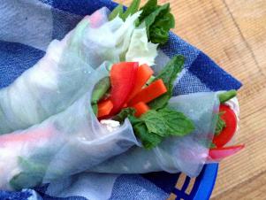 fnd_twice-as-nice-chicken-vegetable-spring-rolls_s4x3