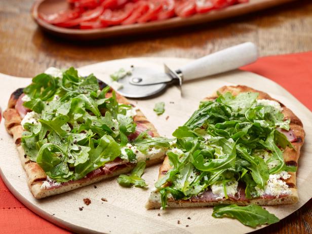 Grilled Pizza with Prosciutto, Ricotta and Arugula image