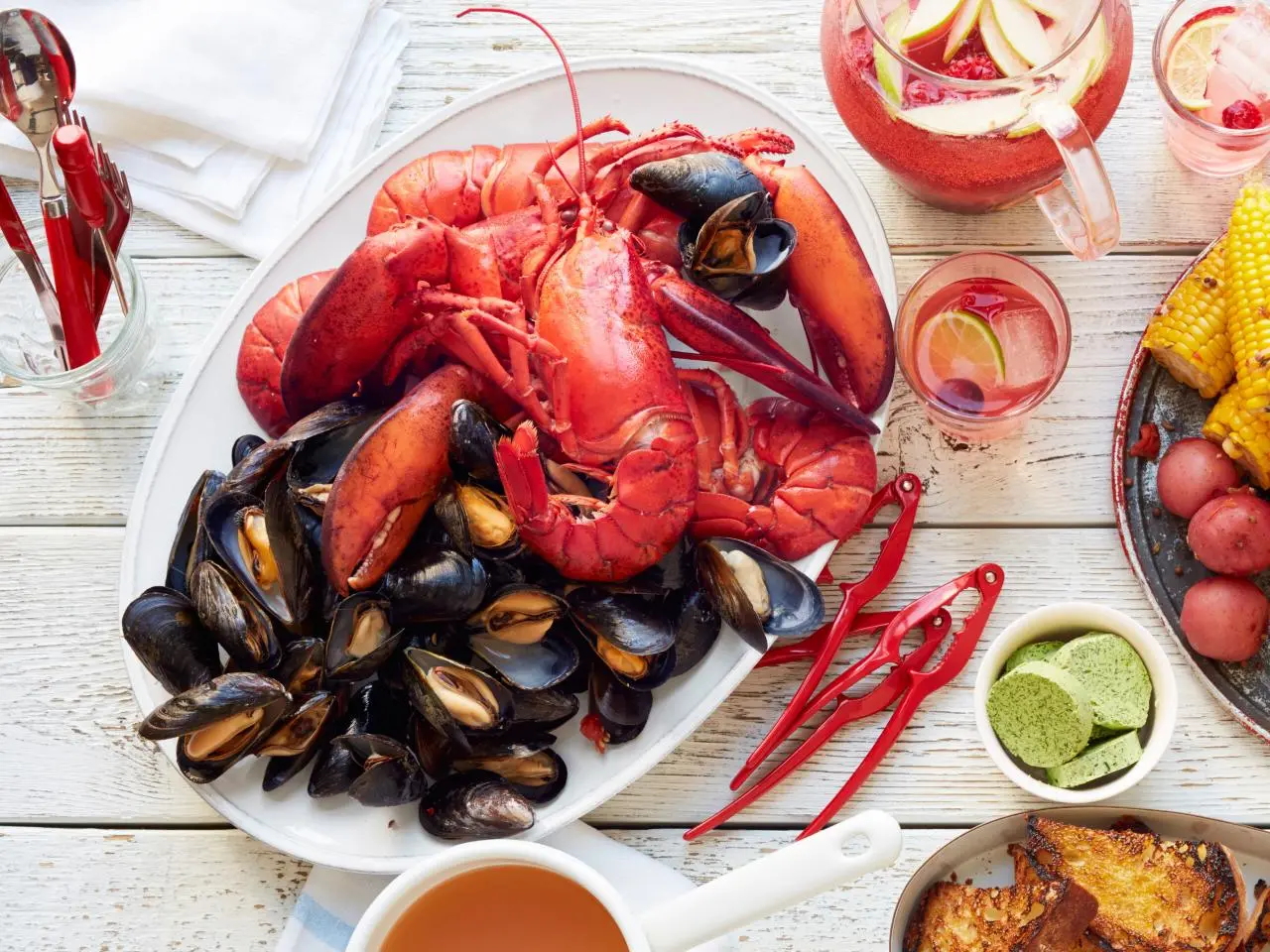Seafood Boil – Món Hải Sản “Bùng Nổ” Trên Mạng Và Hành Trình Gia Nhập Bếp Việt 2 Seafood Boil with Lobsters and Mussels