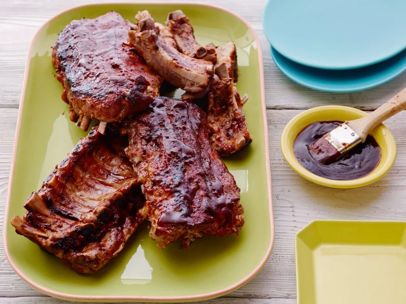 PERFECT BABY BACK RIBS
Melissa d’Arabian
Cooking Channel
Smoked Paprika, Sweet Paprika, Onion Powder, Garlic Powder, Ground Cumin, Kosher Salt,
Cayenne Pepper, Baby Back Ribs, White or Cider Vinegar, Beer, BBQ Sauce