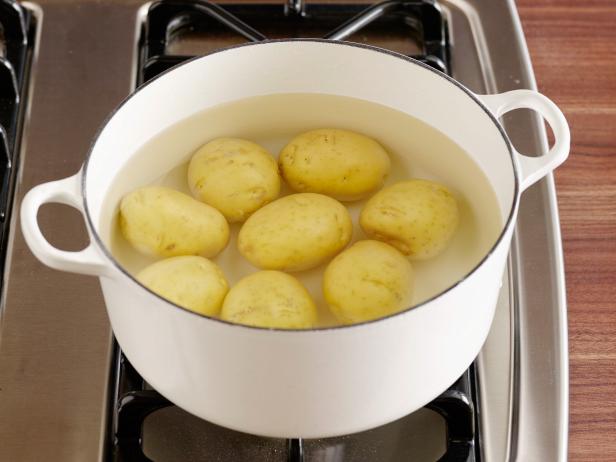 HOW TO MAKE BOILED POTATOESLaura B. WeissFood Network KitchensPotatoes, Salt, Butter, Parsley