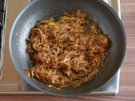 https://food.fnr.sndimg.com/content/dam/images/food/fullset/2014/7/9/0/FN_How-to-Caramelize-Onions-05_s4x3.jpg.rend.hgtvcom.476.357.suffix/1404936451792.jpeg