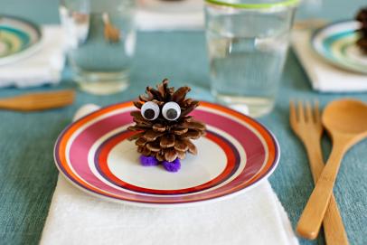 https://food.fnr.sndimg.com/content/dam/images/food/fullset/2014/8/12/0/FN_Thanksgiving-Kids-Table-DIY-5_s4x3.jpg.rend.hgtvcom.406.271.suffix/1407866822048.jpeg