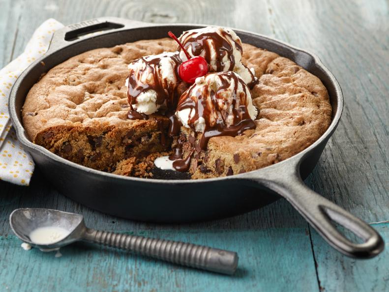 Chef Name: Ree Drummond

Full Recipe Name: Skillet Cookie Sundae

Talent Recipe: Ree Drummondâ  s Skillet Cookie Sundae, as seen on The Pioneer Woman

FNK Recipe: 

Project: Foodnetwork.com, HOLIDAY/SUPER BOWL/COMFORT/HEALTHY

Show Name: The Pioneer Woman

Food Network / Cooking Channel: Food Network