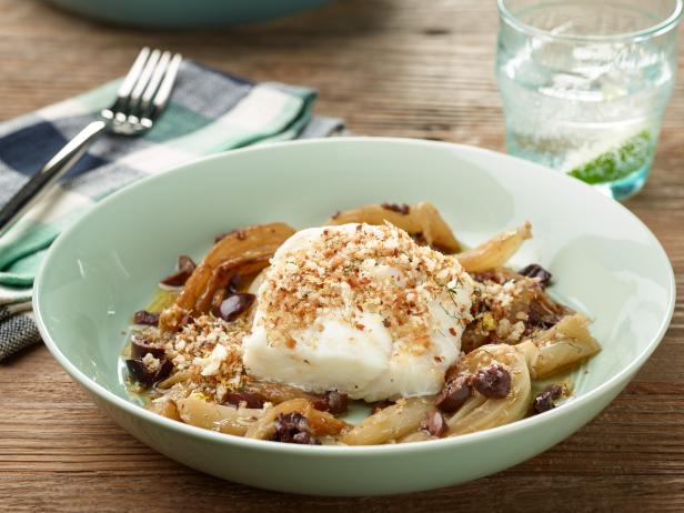 https://food.fnr.sndimg.com/content/dam/images/food/fullset/2014/8/12/1/FN_30-Minute-Cod-with-Lemony-Braised-Fennel_s4x3.jpg.rend.hgtvcom.616.462.suffix/1407927075345.jpeg