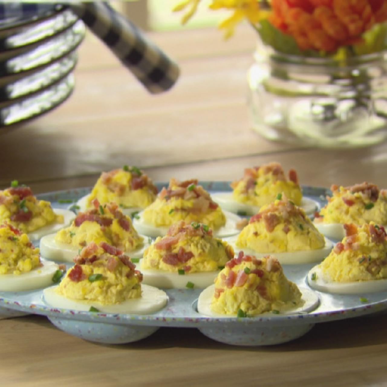 https://food.fnr.sndimg.com/content/dam/images/food/fullset/2014/8/19/0/YW0501_Sour-Cream-and-Bacon-Deviled-Eggs_s4x3.jpg.rend.hgtvcom.1280.1280.suffix/1408976449897.jpeg