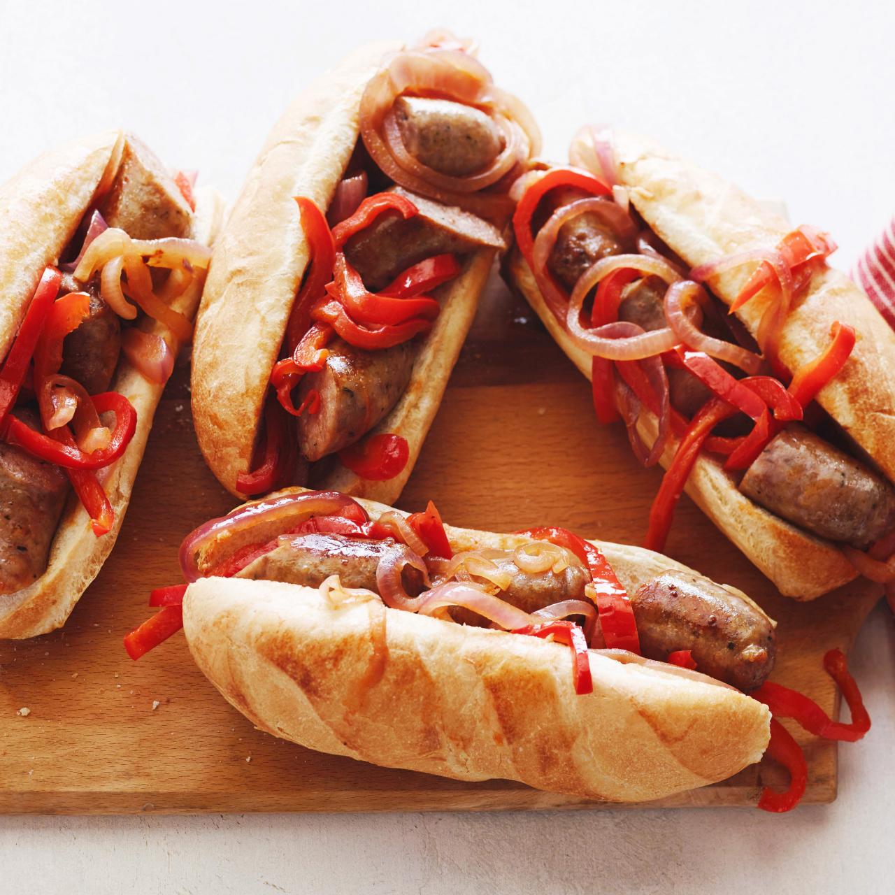 https://food.fnr.sndimg.com/content/dam/images/food/fullset/2014/8/22/0/YW0504_Sausage-and-Peppers_s4x3.jpg.rend.hgtvcom.1280.1280.suffix/1438989609358.jpeg