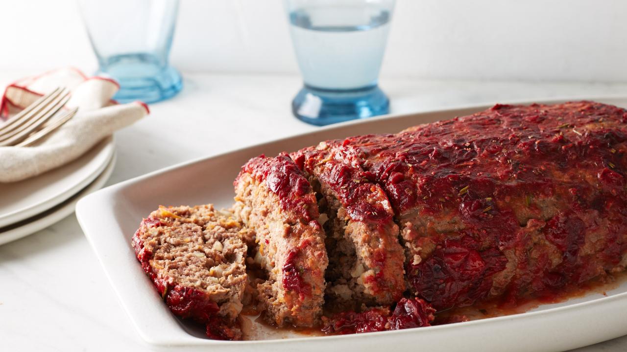 https://food.fnr.sndimg.com/content/dam/images/food/fullset/2014/9/1/0/FNK_Turkey-and-Beef-Meatloaf-with-Cranberry-Glaze_s4x3.jpg.rend.hgtvcom.1280.720.suffix/1409755180063.jpeg