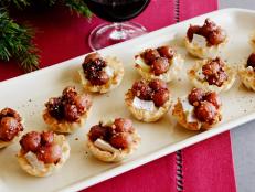 ONEBITE
BAKED BRIE WITH GRAPEPECAN
COMPOTE
Food Network Kitchen
Food Network
Small Red Grapes, Vegetable Oil, Pecans, Lemon Juice, Kosher Salt, Brie, Mini Phyllo Shells,
Black Pepper