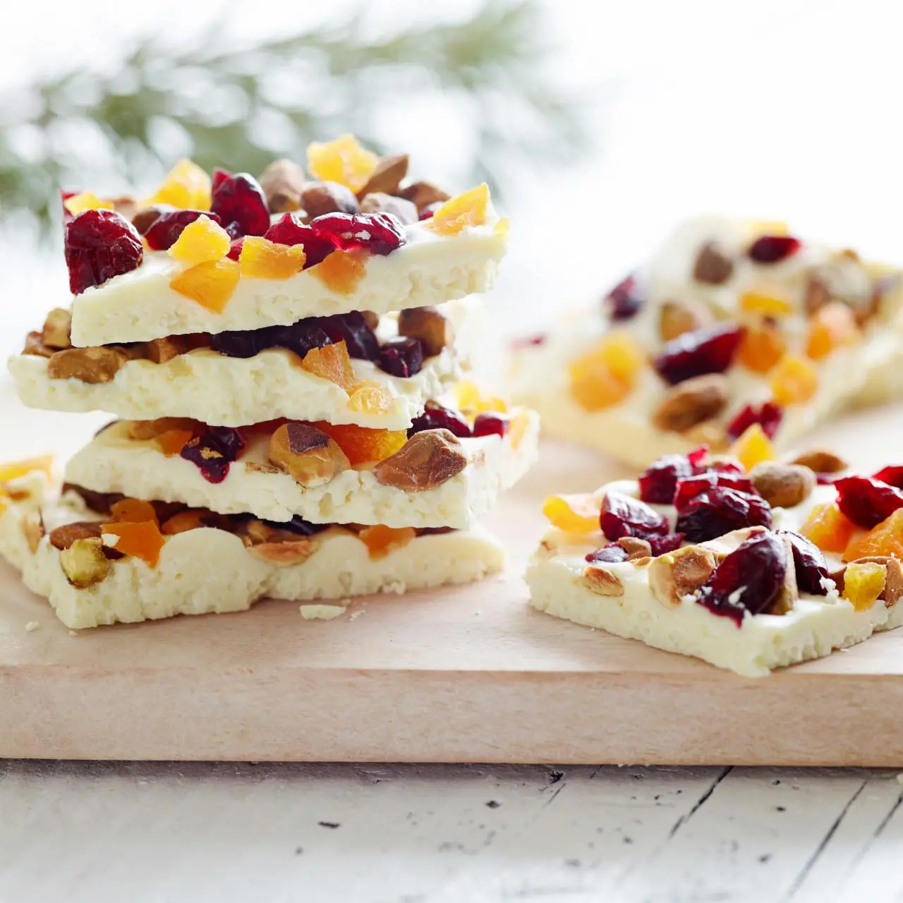 https://food.fnr.sndimg.com/content/dam/images/food/fullset/2014/9/17/0/BX0509H_White-Chocolate-Bark_s4x3.jpg.rend.hgtvcom.1280.1280.suffix/1411074381467.webp