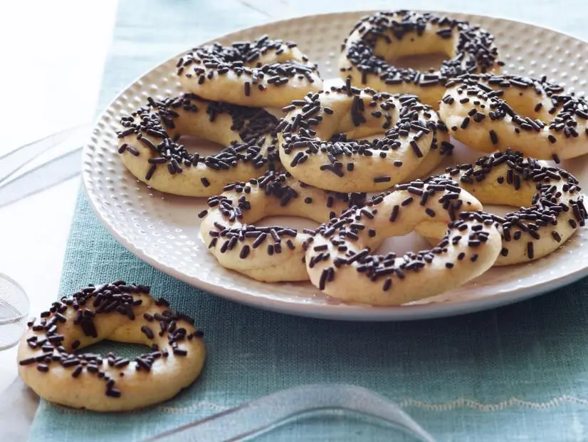 JELLYGLAZED
DOUGHNUT COOKIES
Food Network Kitchen
Food Network
Flour, Baking Powder, Nutmeg, Fine Salt, Unsalted Butter, Sugar, Eggs, Sour Cream, Vanilla
Extract, Lemon Zest, Confectioners’ Sugar, Lemon Juice, Grape Jelly