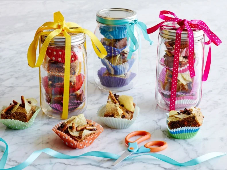 KIDS CAN MAKE: PRETZEL AND POTATOCHIP
BLONDIES
Food Network Kitchen
Food Network
Unsalted Butter, Thin Pretzel Sticks, Flour, Baking Powder, Kosher Salt, Light Brown Sugar,
Eggs, Vanilla Extract, Butterscotch Chips, Mini Semisweet Chocolate Chips, Potato Chips