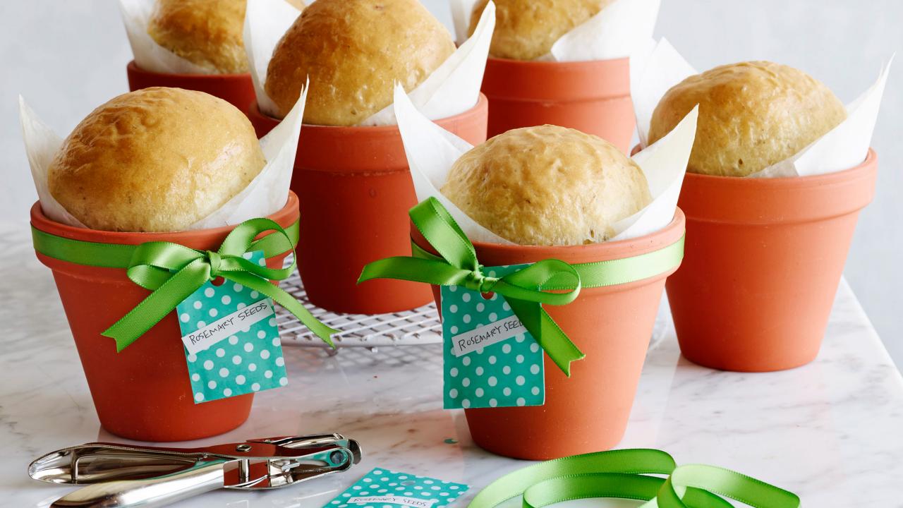 https://food.fnr.sndimg.com/content/dam/images/food/fullset/2014/9/17/0/FNK_Kids-Can-Make-Rosemary-Bread-in-a-Flower-Pot_s4x3.jpg.rend.hgtvcom.1280.720.suffix/1411050712967.jpeg