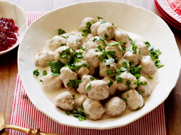SLOWCOOKER
SWEDISH MEATBALLS
Food Network Kitchen
Food Network
Beef Broth, Worcestershire Sauce, Pork, Turkey, Breadcrumbs, Eggs, Allspice, Onion Powder,
Kosher Salt, Black Pepper, Unsalted Butter, Flour, Sour Cream, Lingonberry or Red Currant
Jelly, Flatleaf
Parsley
