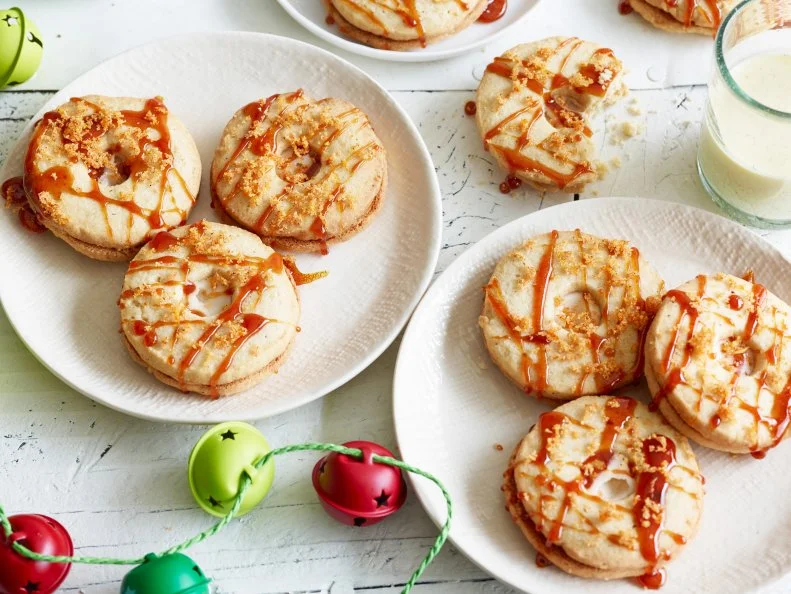 EGG NOG COOKIESAlex GuarnaschelliFood NetworkFlour, Ginger, Nutmeg, Allspice, Cinnamon, Kosher Salt, Butter, Sugar, Eggs, Vanilla Extract,Confectionersâ   Sugar, Heavy Cream, Dark Rum, Cayenne Pepper, Lemon, Orange