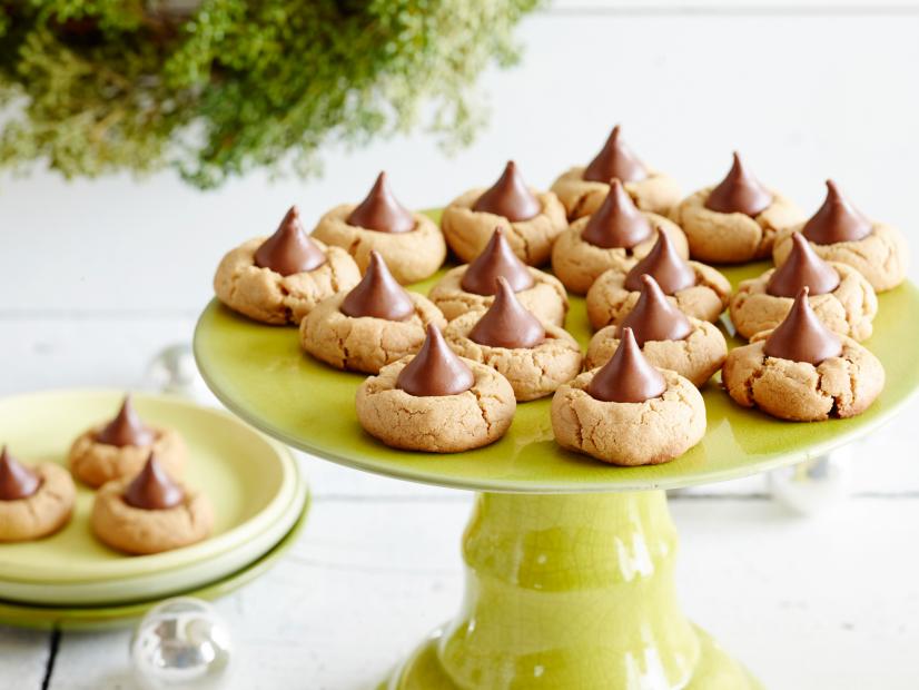 PEANUT BUTTER BLOSSOMS
Nancy Fuller
Food Network
Flour, Baking Soda, Fine Salt, Peanut Butter, Butter, Vegetable Shortening, Light Brown Sugar,
Eggs, Vanilla Extract, Peanut Butter Chips, Jelly, Chocolate Kisses