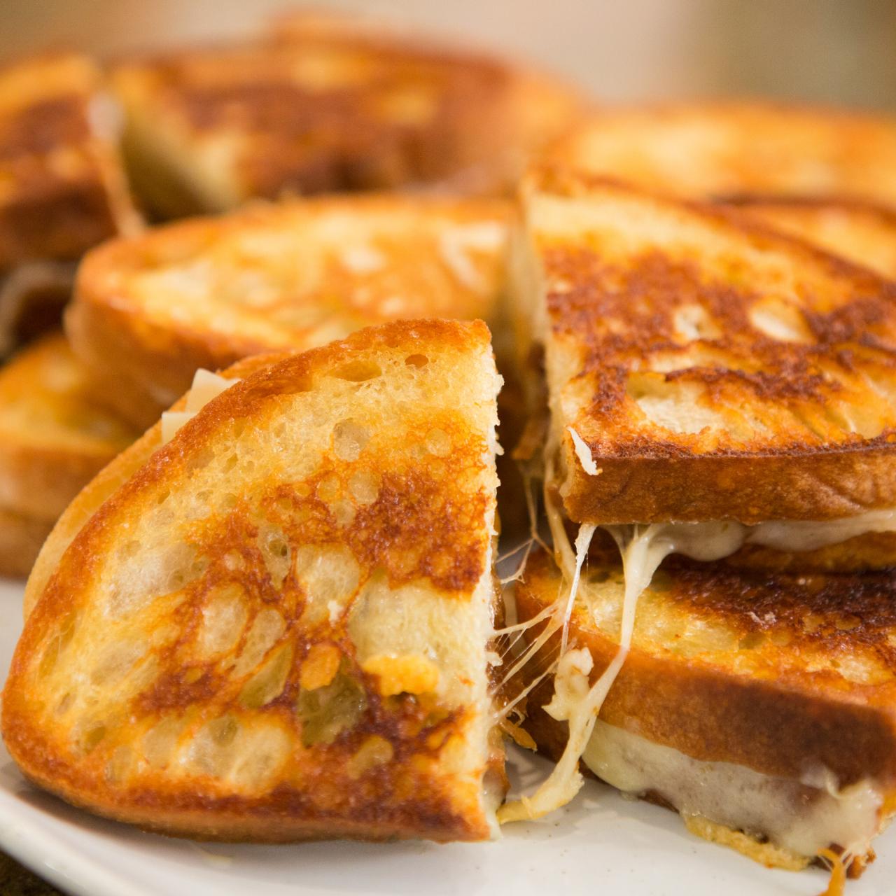 https://food.fnr.sndimg.com/content/dam/images/food/fullset/2015/1/17/0/CCTIF104_Grilled-Cheese-with-Caramelized-Onions-recipe_s4x3.jpg.rend.hgtvcom.1280.1280.suffix/1427496039756.jpeg