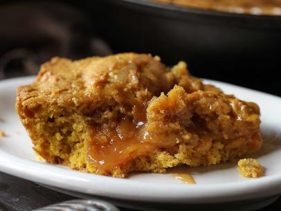 https://food.fnr.sndimg.com/content/dam/images/food/fullset/2015/10/20/2/fnd_Pumpkin-Caramel-Skillet-Cake-02.jpg.rend.hgtvcom.406.305.suffix/1445373650179.jpeg